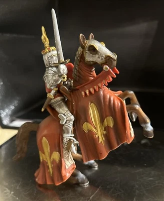 Schleich 2003 cría caballo marrón y caballero rojo y dorado medieval retirado Foto 1 de 4