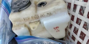 Mercedes R107 450 SL380 SL 560 SL &SLC washer tank 1078690620 with top & 1 pump - Foto 1 di 7