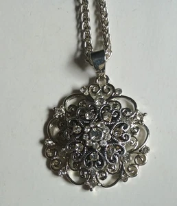 Collana con ciondolo 3D lavoro aperto tono argento strass #R98 - Foto 1 di 7