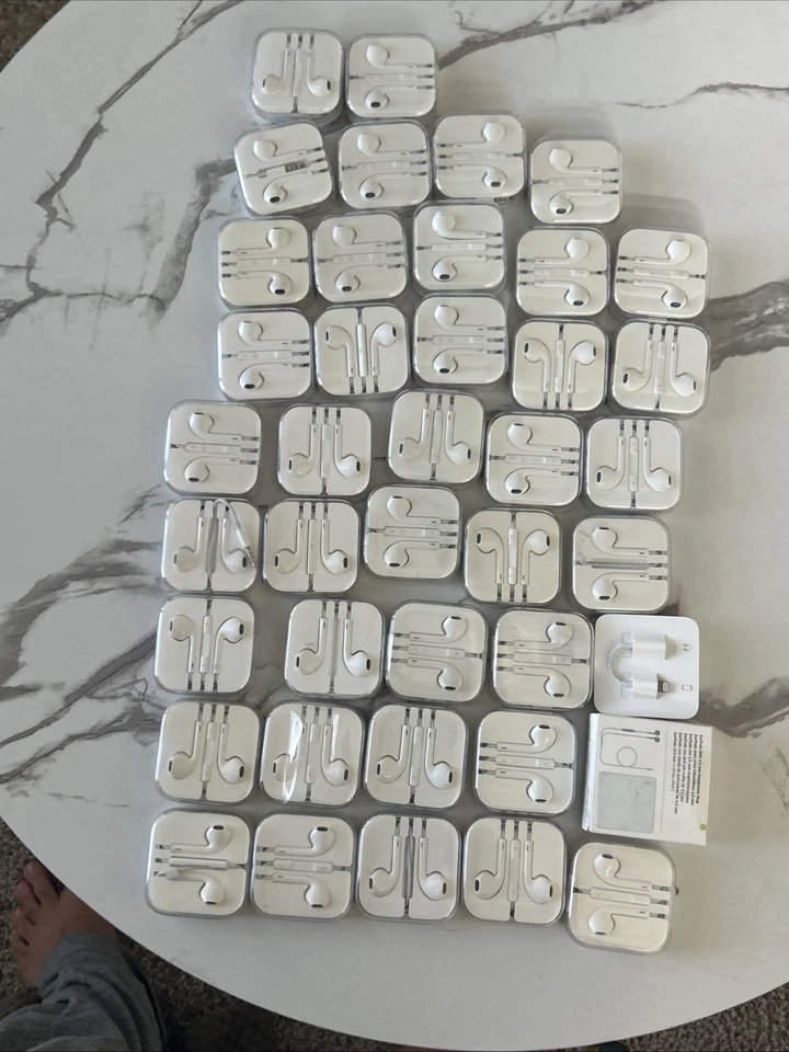 LOTE de 41 Apple EarPods - Lightning + 3,5 mm - Auriculares con cable - Tipos mixtos - Foto 1 de 4