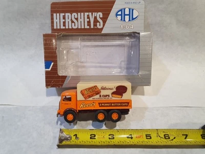 Camión de reparto Hartoy H02010 Reeses tazas de mantequilla de maní Mack CJ AHL 1:64 fundido a presión Foto 1 de 4