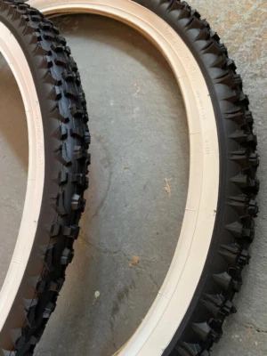 PAR DE NEUMÁTICOS DE BICICLETA 26" X 2.10 BLANCO PARED DURO ROCKY WOLF BICICLETAS MTB. Foto 1 de 4