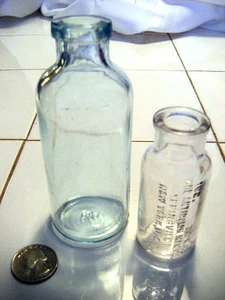  2 antike Medizinflaschen eine geprägte Zylinderart schöne und saubere Optik - Bild 1 von 6