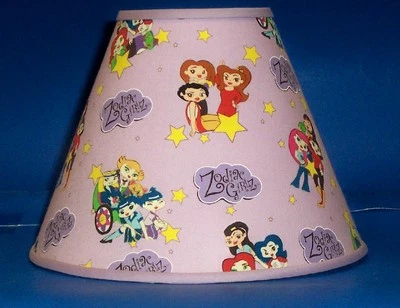 Pantalla de lámpara hecha a mano Zodiac Girls Foto 1 de 2