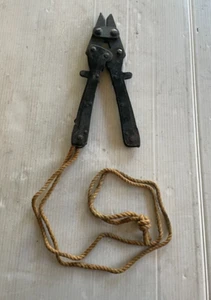 POST WW2 BRITISH ARMY TYPE 256 FOLDING HANDLE BARB WIRE CUTTERS W/ROPE LANYARD - Picture 1 of 12