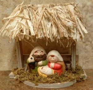 Set Natività Sacra Famiglia Natalizia in Miniatura con Tetto in Paglia Mangiatoia - Foto 1 di 1