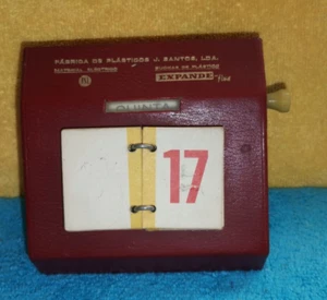 calendario antiguo, de mesa, fecha y mes, forrado en madera con cuero sintético   - Imagen 1 de 3
