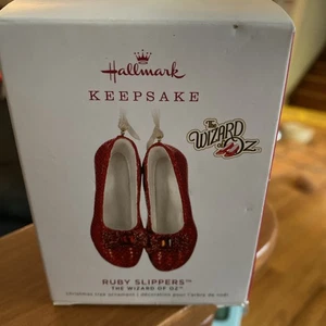 Hallmark Andenken Ornament 2019 "Der Zauberer von Oz" Rubin Hausschuhe, neu im Karton - Bild 1 von 9