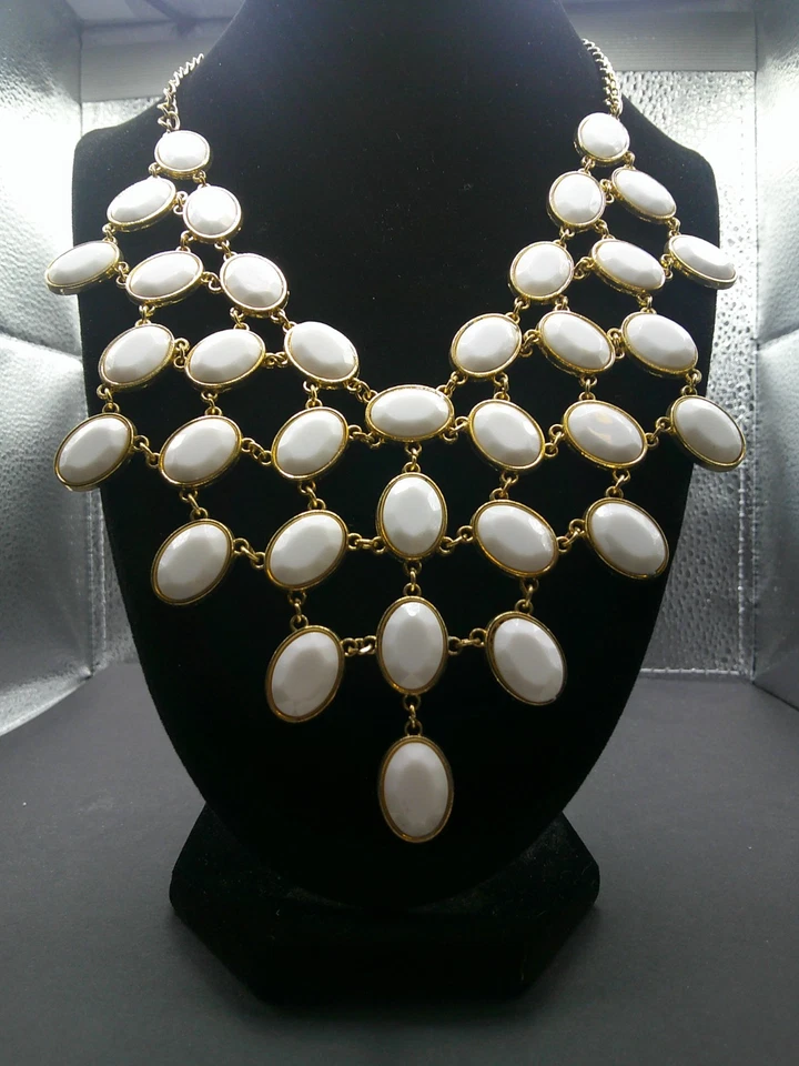 Bold White and Gold Bib Necklace Foto 1 de 1