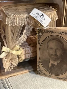 DE COLECCIÓN Casa de Louis Nicole Victoriano CAMA CON DOSEL Adorno NUEVO EN CAJA ROSA CON VOLANTES - Imagen 1 de 14