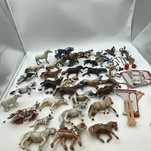 Lot of 27 Schleigh/papo Horses.  7 Figures. Some Scuffs And Signs Of Use - Picture 1 of 21