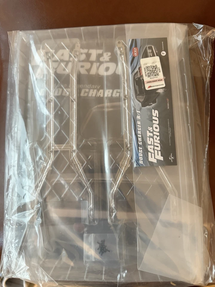 FANHOME BUILD THE 1/8 DODGE CHARGER R/T FAST AND FURIOUS CAR - ISSUE 32 - Image 1 of 1