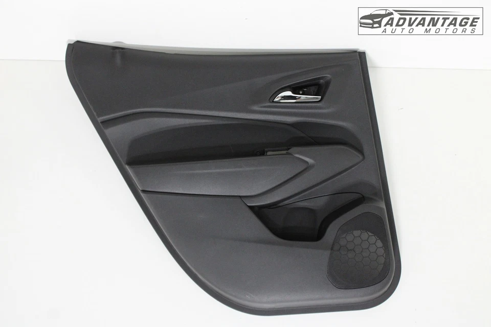 2024-2025 CHEVROLET TRAX TRASERO IZQUIERDO INTERIOR PUERTA PANEL EMBELLECEDOR CUBIERTA OEM Foto 1 de 4