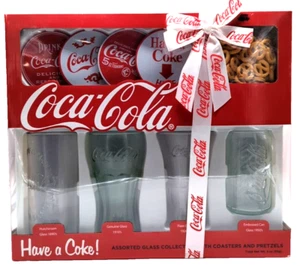 Vintage Coca Cola Sammlung mit Untersetzer Neu im Karton 4 Glas Cola Tassen (Brezeln abgelaufen) - Bild 1 von 9