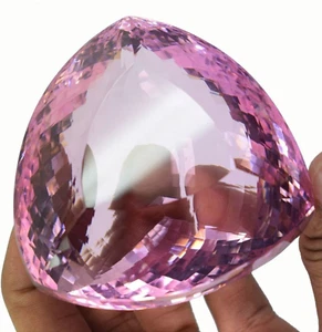 Piedra preciosa de color rosa de 150 quilates con forma de trillón tamaño colgante de cuarzo rosa creado en laboratorio - Imagen 1 de 4