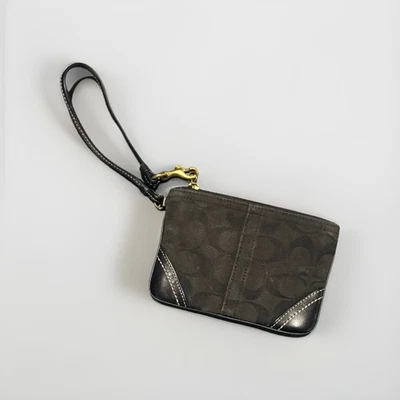 Muñequera negra de la firma Coach, estampado del logotipo C de la firma Foto 1 de 3