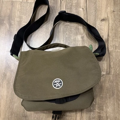 Bolso para cámara de hogar Crumpler 5 cinco millones de dólares marrón y verde Foto 1 de 4