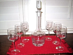 Vintage Set - Wine Etched Glass Flowers & Leaves Decanter w/ Stopper + 6 Glasses - Picture 1 of 11