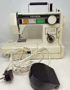 Toyota Model 8001 Vintage Sewing Machine with Attachments & Accessories ~ Tested - Picture 1 of 6