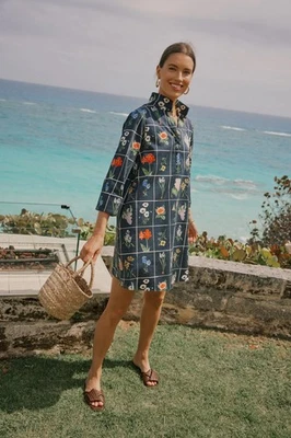 Mini Vestido Tuckernuck Azul Marino Floral Clásico Algodón Fresco Buds Megan Cuello Grande Foto 1 de 4