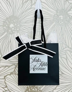 Neu Saks Five Avenue 6 x 6" Ladentasche EINKAUF Papiertüte + Geschenkverpackung BAND & Seidenpapier - Bild 1 von 5