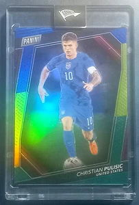 CHRISTIAN PULISIC 2023 PANINI THE NATIONAL VIP BLUE YELLOW GREEN #71 25/25 USA - Bild 1 von 3