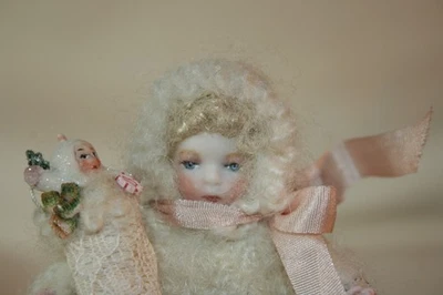 微型娃娃屋Winifred Holloway瓷娃娃雪地服圣诞袜+ — 第 1/4 张图片