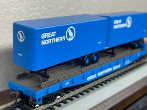 GREAT NORTHERN- 50ft FLAT CAR w/TWO 25 ft TRAILER BIG SKY BLUE TOFC HO Scale NEW - Picture 1 of 16