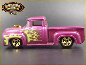 1956 56 FORD F100 PICKUP TRUCK VIOLA MODELLO DIECAST IN SCALA 1:64 DIORAMA - Foto 1 di 5