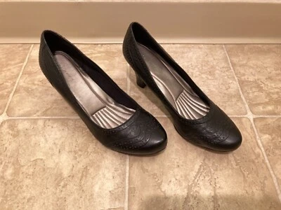 Zapatos de salón Easy Spirit Esrachelle de cuero negro de 2 1/2 pulgadas talla 9,5 medianos usados en excelente estado Foto 1 de 4