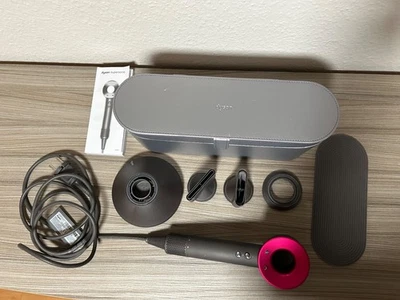 Dyson Supersonic Haartrockner  4 Aufsätze u. Anti-Rutschmatte  Anthrazit/Fuchsia - Bild 1 von 4