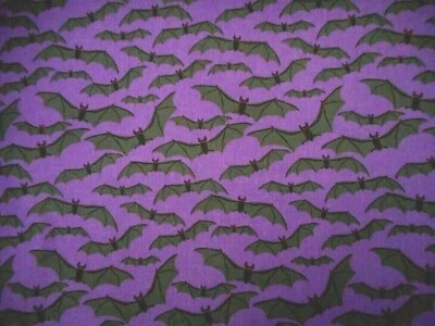 Tela de edredón de Halloween por yarda murciélagos negros y grises sobre algodón púrpura C Foto 1 de 2