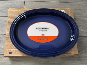 Plato de gres clásico ovalado LE CREUSET 18" X 13", AZUL COBALTO, NUEVO EN CAJA - Imagen 1 de 3