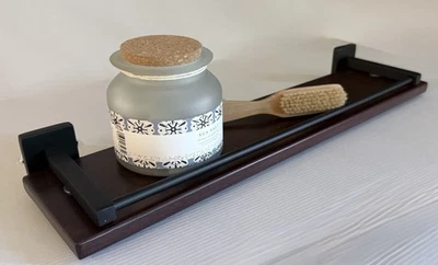 "Riel de galería de estante de madera dura real de 22"" Allied de latón, detalles en negro mate" Foto 1 de 4