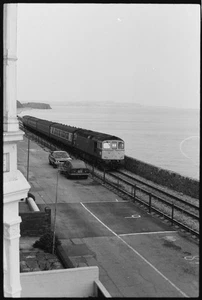BR Class 33 Crompton 33030 im Passagierdienst bei Dawlish 1984 s/w 35mm Negativ - Bild 1 von 1