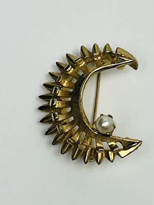 Vintage Brooks Brooch Pin Gold tone 1/2 half moon brooch faux pearl 3D - Picture 1 of 6