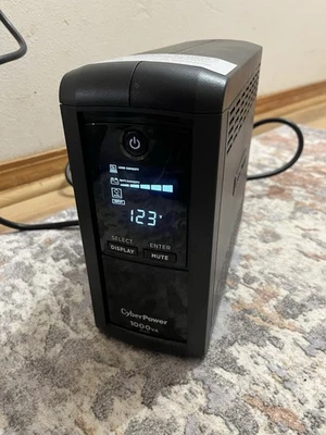 CyberPower CP100AVRLCDa 1000VA AVR 600w - Funciona - No estoy seguro de la edad de la batería Foto 1 de 4