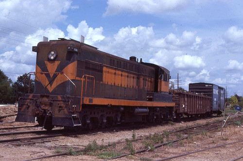 Columbus & Greenville DRS64-1500 # 606 + train @ Columbus, MS Aug 1978 ...