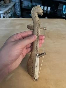 Vintage handgeschnitztes Holzzapfen Volksinstrument Souvenir mit Pferdekopf & Rohhaut - Bild 1 von 18