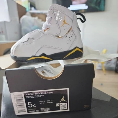 Jordan True Flight para niños pequeños blanco/negro-amarillo ocre (343797 107) Foto 1 de 4