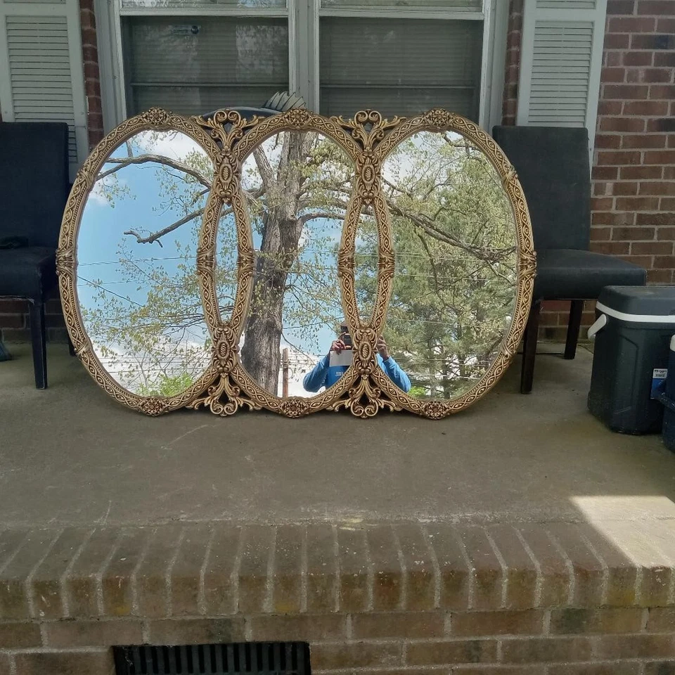 Espejo de pared dorado triple ovalado de mediados de siglo "IMPORTADO", marco intrincadamente diseñado Foto 1 de 4