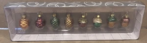 Juego de 8 mini adornos de vidrio Dept 56 bellotas y piñas - Imagen 1 de 9