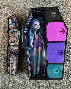 Monster High Skulltimate Secrets Twyla Neon Frights Puppe mit Spind - Bild 1 von 6