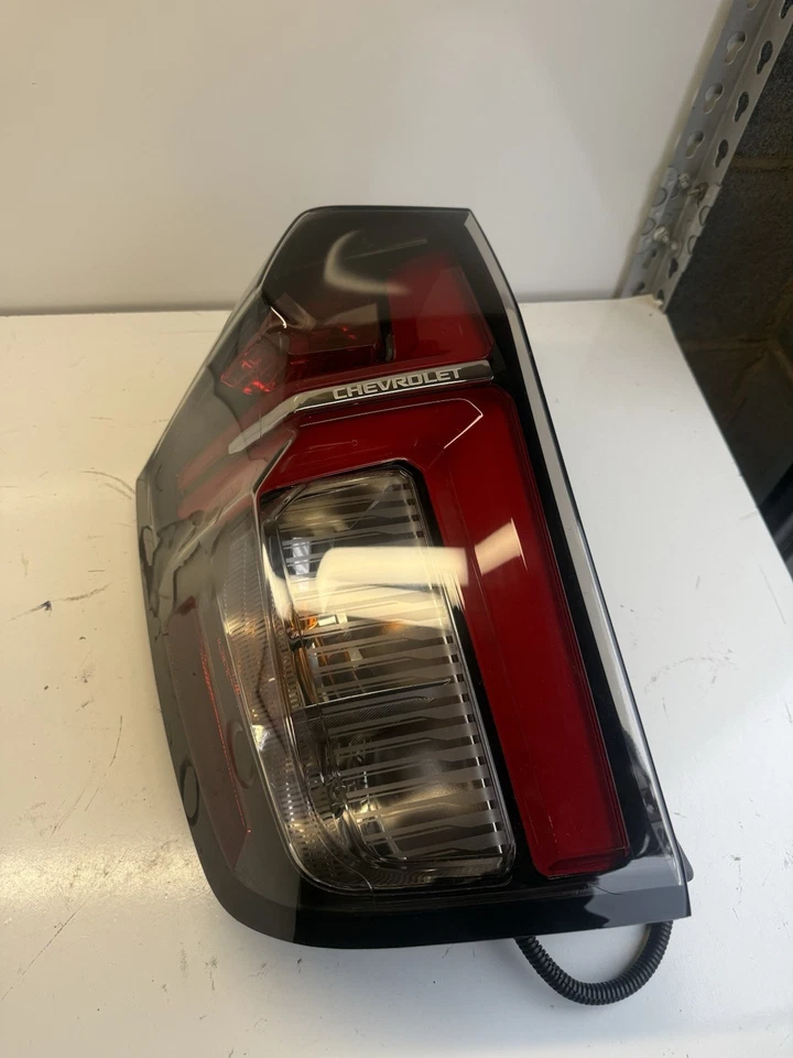 Luz trasera izquierda conductor LED OEM 85618751 2021 2022 2023 2024 Chevy Tahoe Suburban Foto 1 de 4