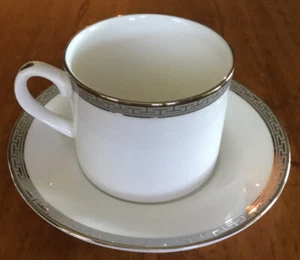 NUEVO Royal Worcester Corinto Platino INGLANDIA Juego de Tazas y Platillos Llave Griega Plateada - Imagen 1 de 5