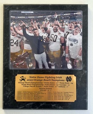 PLACA FOTOGRÁFICA 8x10 NOTRE DAME 2025 ORANGE BOWL CHAMPIONS CON PLACA DE IDENTIFICACIÓN GRABADA Foto 1 de 4
