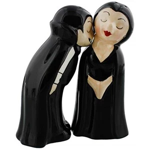 Love At First Bite Magnetic Salt and Pepper Shaker Set New - Picture 1 of 3