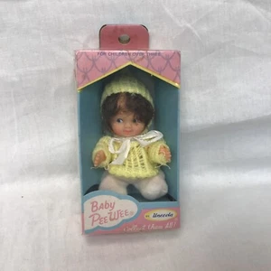 Vintage neu im Karton 1977 Baby Pee Wee von Uneeda Sortiment # 7050 braune Haare gelbe Kleidung - Bild 1 von 10