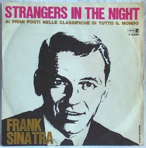 FRANK SINATRA STRANGERS IN THE NIGHT b/w OH YOU CRAZY MOON 45 GIRI 7" - Foto 1 di 1
