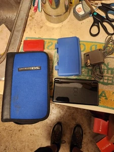 Nintendo DS Lite USG 001 con estuche de transporte, cargador, funda para 2 juegos, piel de silicona - Imagen 1 de 10